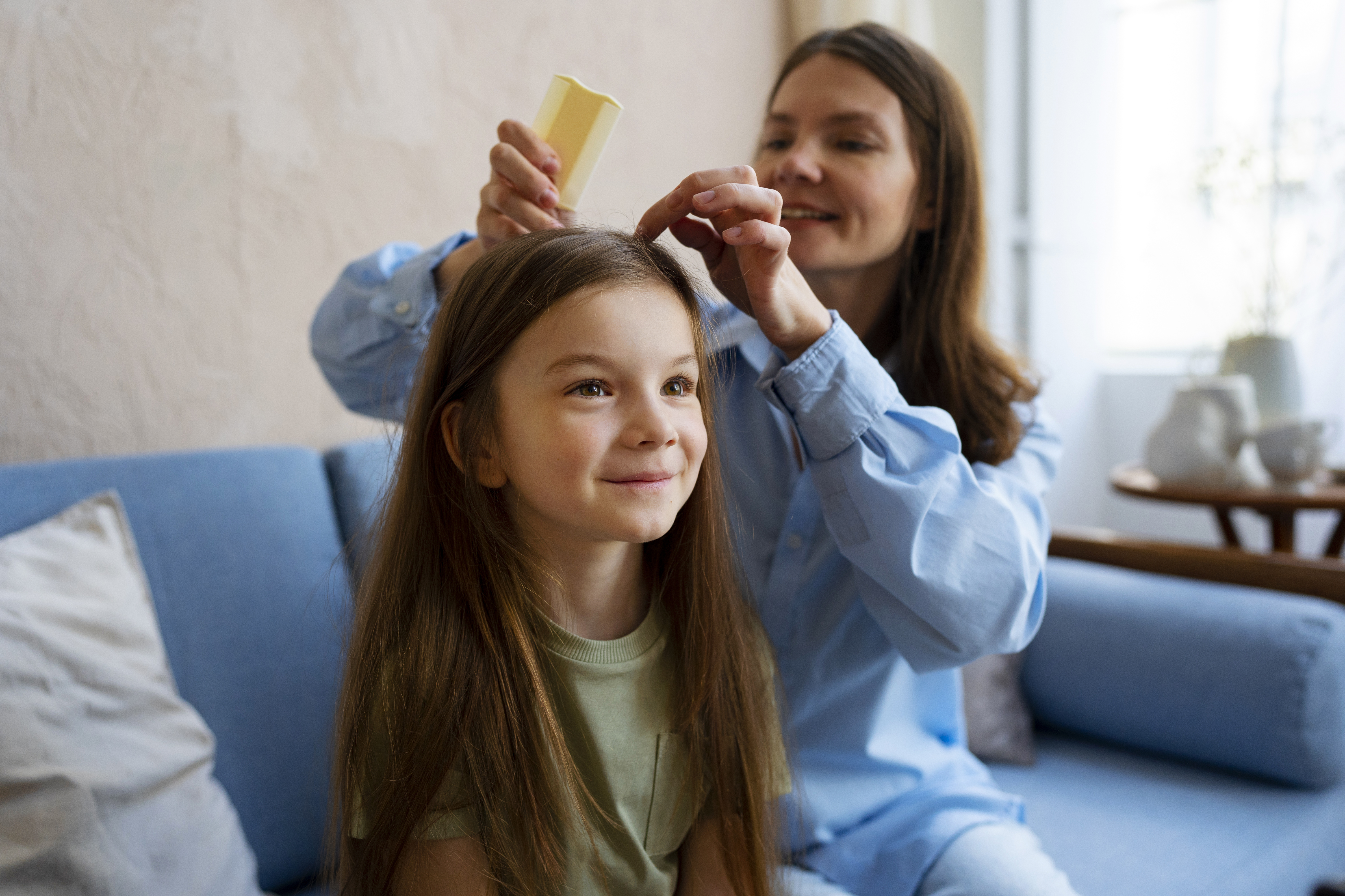 donna sorridente del colpo medio che pettina i capelli